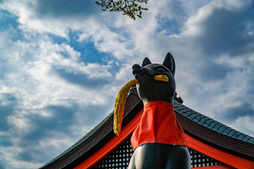 空を見上げる神社の狐