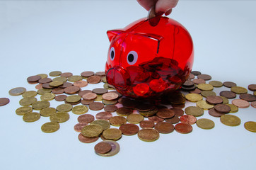 Rotes Sparschwein gefüllt mit Münzen