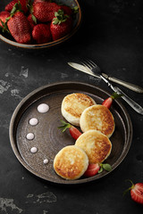 home-made cheesecakes with strawberry