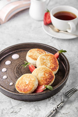 home-made cheesecakes with strawberry