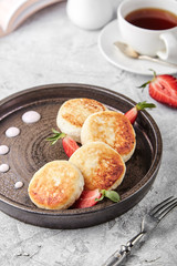 home-made cheesecakes with strawberry