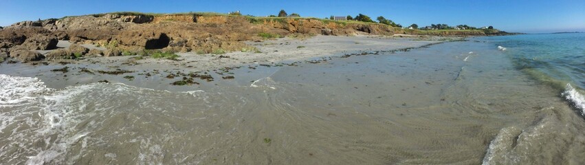 ballade le long de la belle plage de raguenez en cornouaille bretagne	