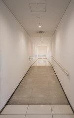 車いすで利用しやすいスロープのある廊下