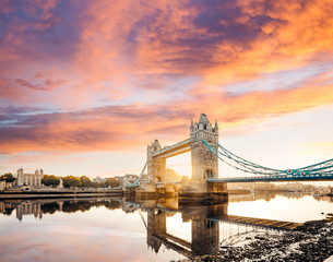 Fototapeta premium Spectacular Tower Bridge in London at sunset