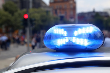 Blaulicht auf einem Polizeiwagen in Hamburg