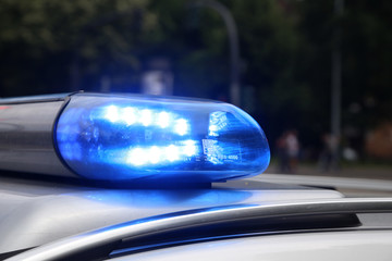 Blaulicht auf einem Polizeiwagen in Hamburg