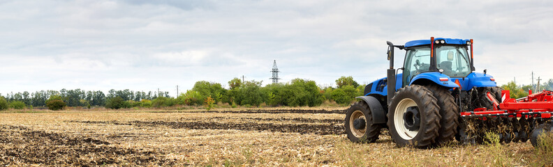 Obraz premium Tractor with plow working in the field