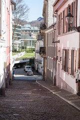Obraz premium Durch Baden-Baden. Straße von Baden-Baden am Frühlingsmorgen mit Blick auf Caracalla