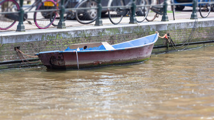 Fototapeta na wymiar boat in the canals of Amsterdam