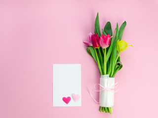 Tulpen auf einem rosa Hintergrund, Liebesbrief, Frühling