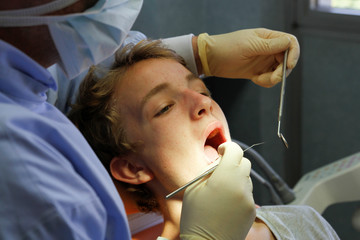 JEUNE HOMME EN VISITE CHEZ LE DENTISTE