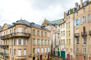 Obraz premium Metz, FRANCE - April 1, 2018: Antique building view in Old Town Metz, France