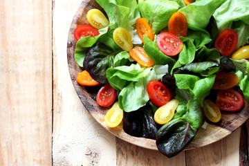 Salad with cherry tomatoes 