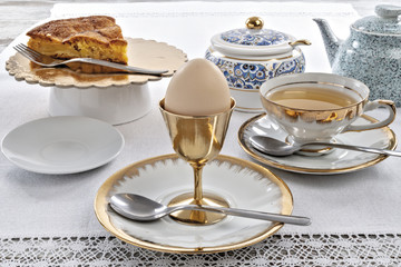 uovo bollito intero con torta di mele e tazza di the