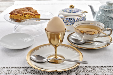 uovo bollito intero con torta di mele e tazza di the altra veduta