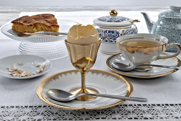 guscio di uovo bollito vuoto rotto con torta di mele e tazza di the fronte