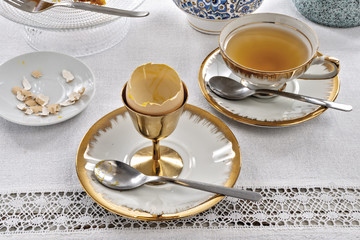 guscio di uovo bollito vuoto rotto con torta di mele e tazza di the dall'alto