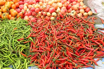 Naklejka premium Sell chilli with vegetable at market