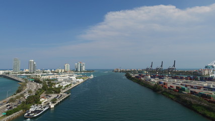 Naklejka premium enter to Atlantic ocean from Government Cut canal - MIAMI BEACH, FLORIDA