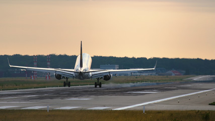 Fototapeta na wymiar Commercial jet approaching in the morning