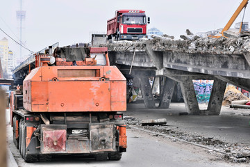 Dismantling of the old emergency bridge