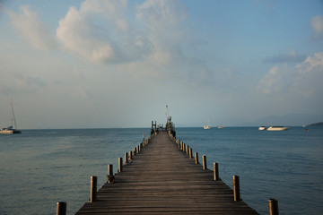Obraz premium wooden pier on the lake
