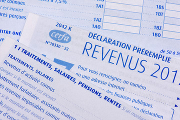 Impôts : déclaration de revenus française préremplie avec la page des traitements, salaires,...