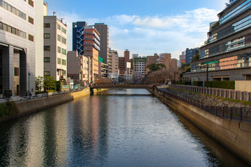 Obraz premium Canal with bridge and buildings in Fukuoka Japan