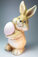 Osterhase mit Ei