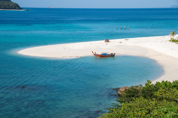 Obraz premium Karma beach with long-tail boat in tropical sea at Lipe island