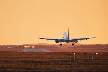 Papier Peint photo Lavable Avion Atterrissage d& 39 avion au coucher du soleil