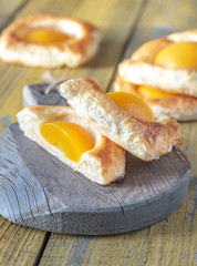 Puff pastry with canned peaches