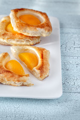 Puff pastry with canned peaches
