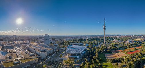 Obraz premium München mit dem Olympiaturm bei blauen Himmel von oben mit einer Drohne fotografiert
