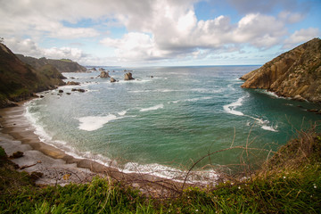 Wunderschöner Blick auf die Felsküste und den Kiesstrand Playa del Silencio bei Novellana in...