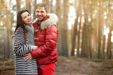 Fototapeta premium YOUNG COUPLE IN ANTUM PARK ON SUN VIEWS 