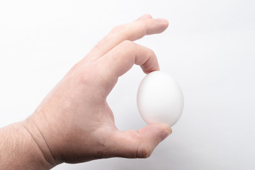Fototapeta na wymiar Mano sosteniendo un huevo