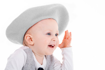 Baby Gesicht mit Baskenmütze lacht Nahaufnahme