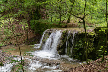Obraz premium schöner kleiner Wasserfall