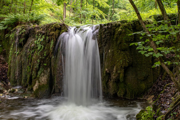 sommerliche Wasserfall der Ponlach in Tittmoning