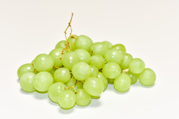Fototapeta na wymiar green grapes, graona grapes on a white background, fresh fruit