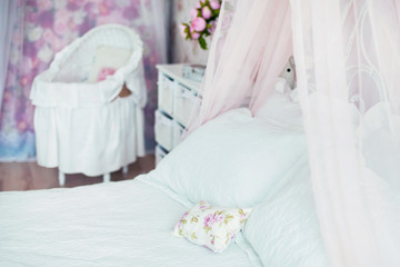 Fototapeta na wymiar bedroom with white and pink bedding