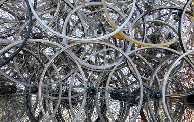 Llantas de ruedas de bicicletas agrupadas unidas formando una red.