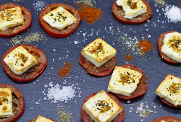 Pieczone pomidory z serem feta