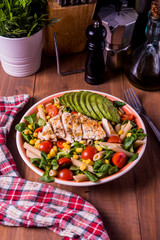 Ensalada de Pollo con Aguacate y pasta integral