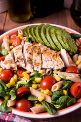 Ensalada de Pollo con Aguacate y pasta integral