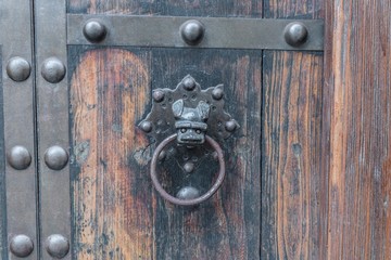 Fototapeta premium Alte historische Holztüre mit schweren Eisenbeschlägen, Deutschland