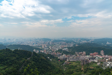 Obraz premium Widok na miasto Taipei z okna gondoli Maokong, Tajwan.