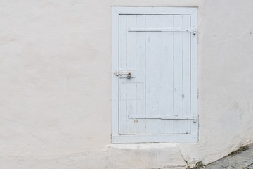 Alte historische Holztüre mit schweren Eisenbeschlägen, Deutschland