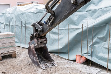 Baggerschaufel eines Kettenbaggers auf einer Baustelle, Deutschland